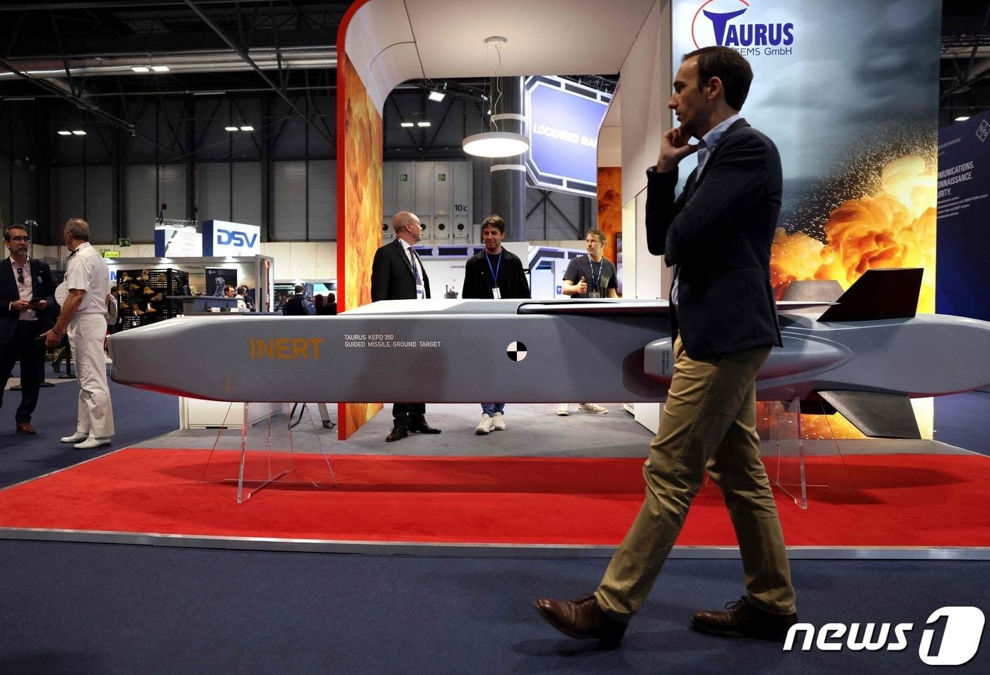 본문 이미지 - 지난 5월 스페인 마드리드에서 열린 국제방위산업전시회에서 독일과 스웨덴이 합작으로 개발한 공대지 미사일 '타우러스'(Taurus)가 전시된 모습. 2023.5.17. ⓒ AFP=뉴스1 ⓒ News1 김성식 기자