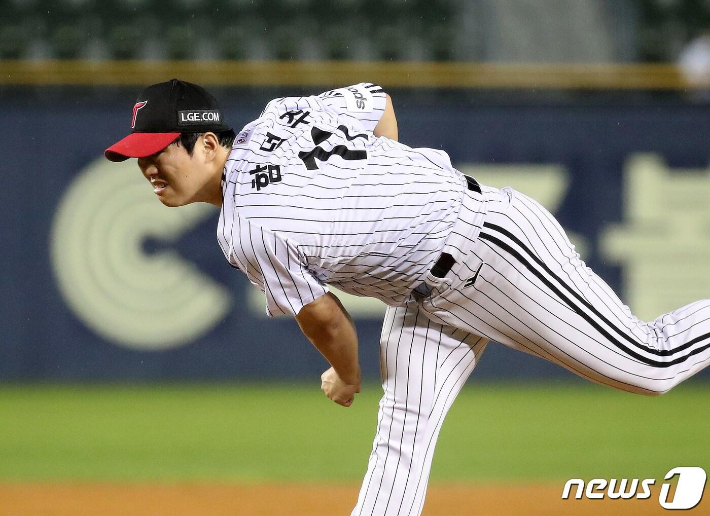본문 이미지 - 11일 오후 서울 송파구 잠실야구장에서 열린 프로야구 '2023 신한은행 SOL KBO 리그' LG 트윈스와 키움 히어로즈의 경기, 키움의 6회초 무사 만루 상황때 교체된 LG 함덕주가 역투하고 있다. 2023.8.11/뉴스1 ⓒ News1 구윤성 기자