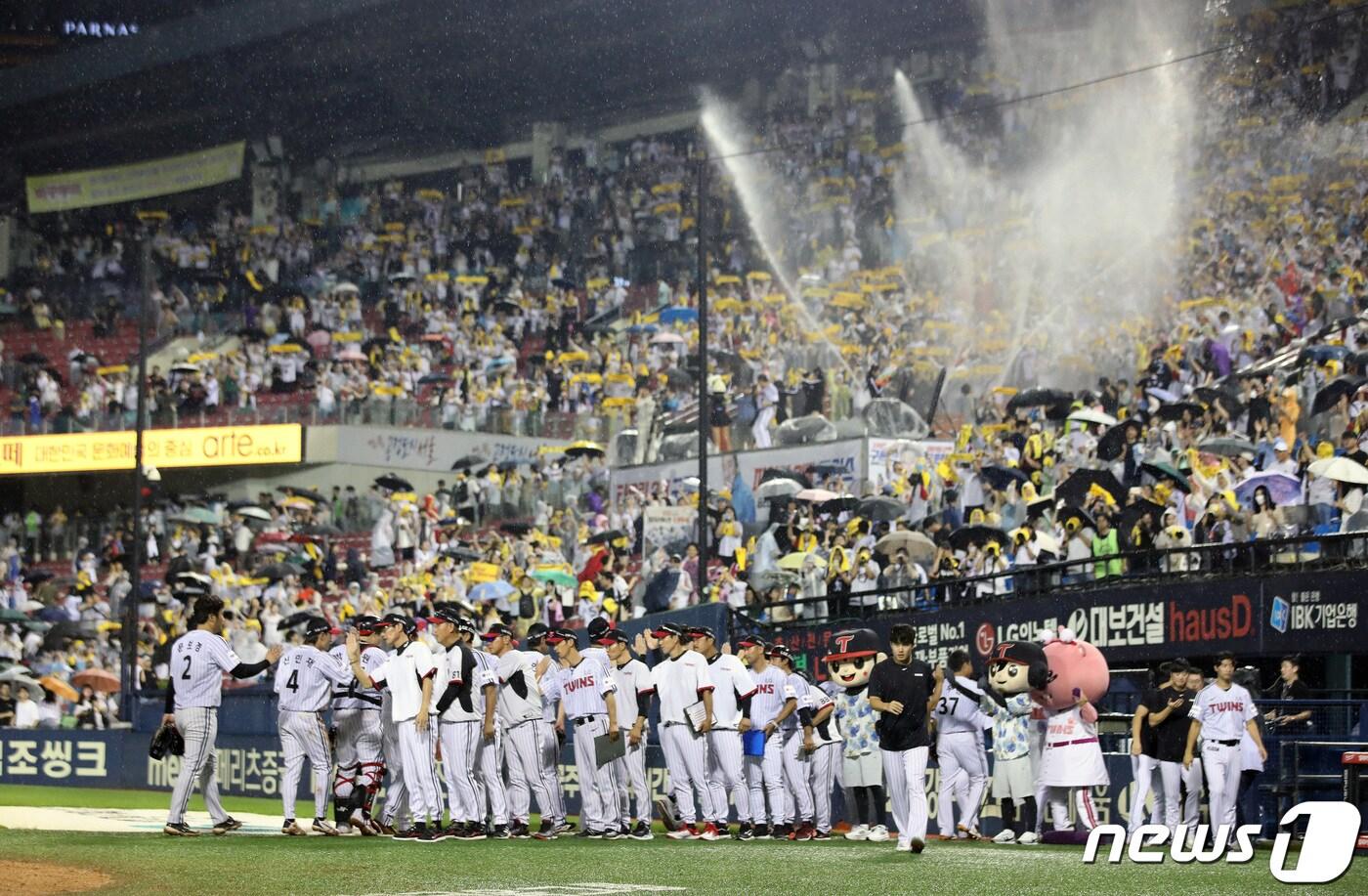 본문 이미지 - 11일 오후 서울 송파구 잠실야구장에서 열린 프로야구 '2023 신한은행 SOL KBO 리그' LG 트윈스와 키움 히어로즈의 경기에서 키움에 5대3 승리를 거둔 LG 선수들이 기쁨을 나누고 있다. 2023.8.11/뉴스1 ⓒ News1 구윤성 기자