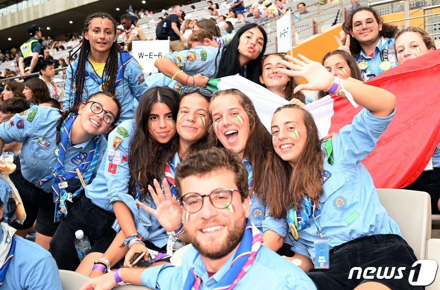 11일 오후 서울 마포구 서울월드컵경기장에서 열린 '2023 새만금 세계스카우트잼버리 K팝 슈퍼 라이브 콘서트'에서 대원들이 즐거운 시간을 보내고 있다. 2023.8.11/뉴스1 ⓒ News1 사진공동취재단