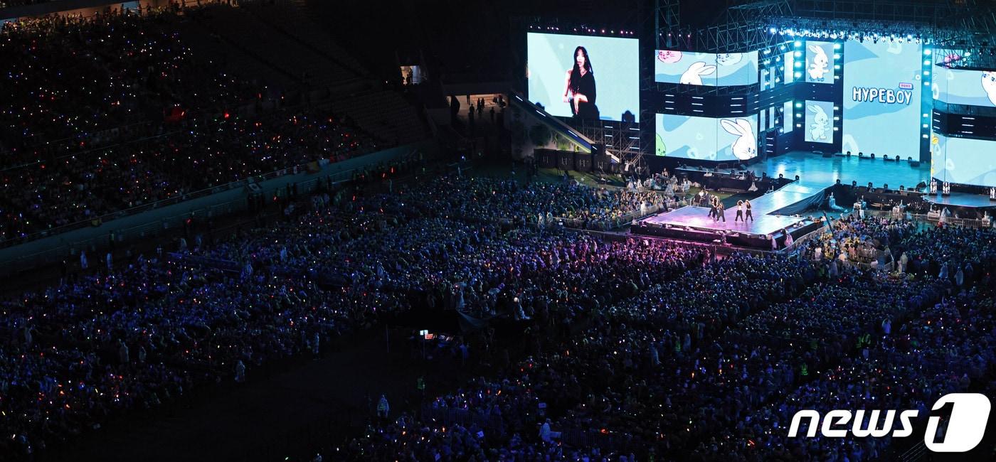 11일 오후 서울 마포구 서울월드컵경기장에서 열린 ‘2023 새만금 세계스카우트잼버리 K팝 슈퍼 라이브 콘서트’에서 대원들이 공연을 즐기고 있다. (문화체육관광부 제공)2023.8.12/뉴스1