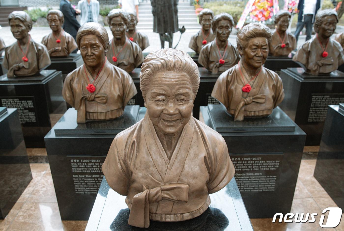 지난해7월12일 오전 경기도 광주시 퇴촌면 나눔의집에서 일본군 위안부 피해자 ‘기림의 날’ 기념식과 고(故) 이옥선 할머니 흉상 제막식이 열렸다. 사진은 이옥선 할머니의 흉상. 2023.7.12/뉴스1 ⓒ News1 이재명 기자