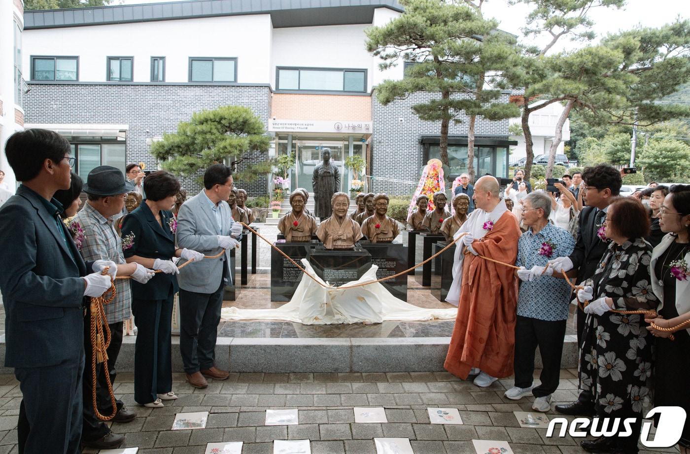 본문 이미지 - 나눔의집 대표인 성화 스님을 비롯한 참석 내빈들이 12일 오전 경기도 광주시 퇴촌면 나눔의집에서 열린 ‘일본군 위안부 피해자 기림의 날’ 기념식에서 고(故) 이옥선 할머니 흉상 제막식을 하고 있다. 2023.8.12/뉴스1 ⓒ News1 이재명 기자