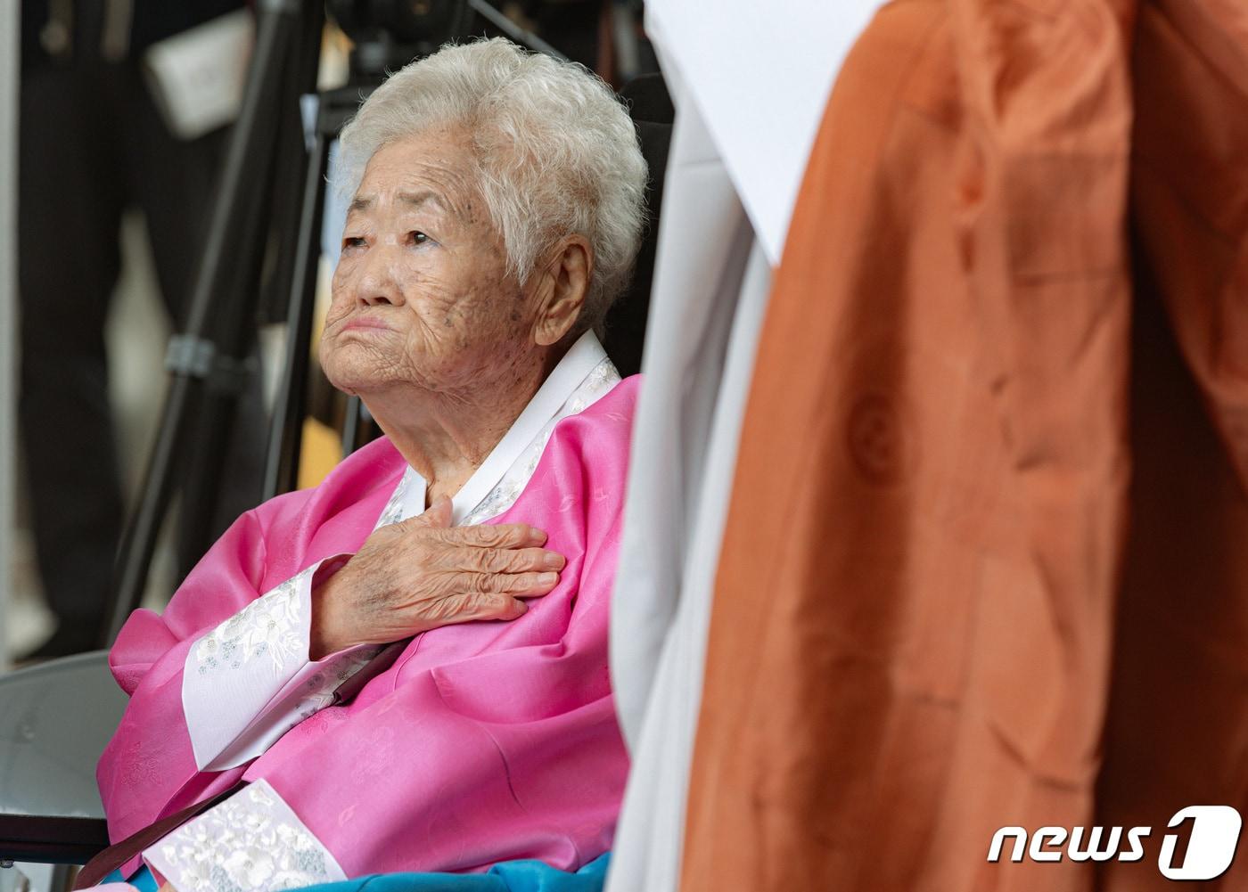 본문 이미지 - 일본군 위안부 피해자인 이옥선 할머니(부산 출생)가 12일 오전 경기도 광주시 퇴촌면 나눔의집에서 열린 ‘일본군 위안부 피해자 기림의 날’ 기념식에서 국민의례를 하고 있다. 2023.8.12/뉴스1 ⓒ News1 이재명 기자