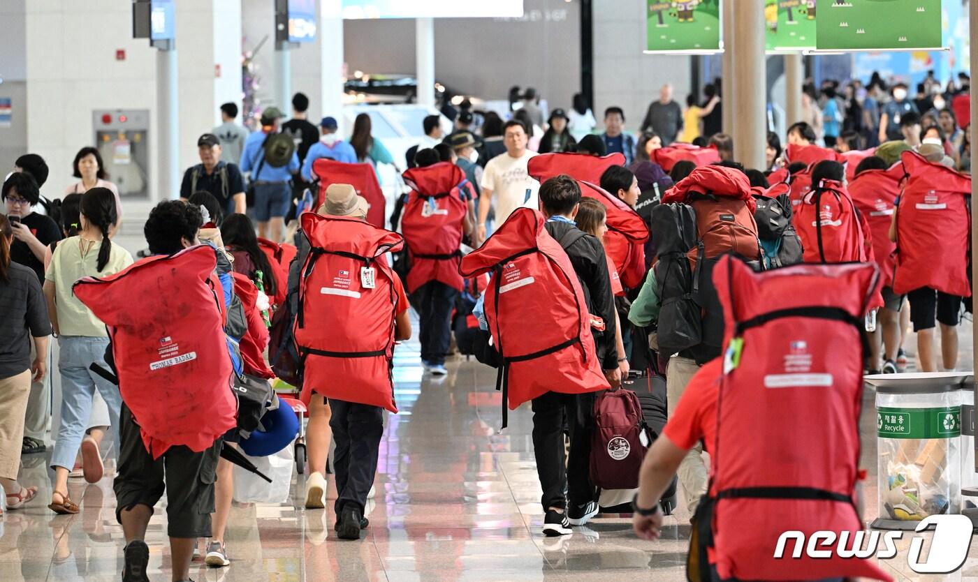 본문 이미지 - 12일간의 여정을 마치고 순차적으로 본국으로 출국하기 시작한 세계스카우트 잼버리 대원들이 12일 인천국제공항에서 출국을 위해 이동하고 있다. 2023.8.12/뉴스1 ⓒ News1 공항사진기자단