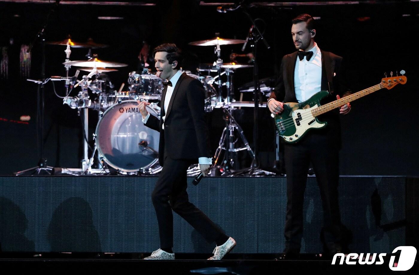 본문 이미지 - 12일(현지시간) 동성애가 금지된 말레이시아에서 이를 비판하며 남성 멤버간 키스를 한 영국 밴드 '더 1975'(The 1975)가 36억원대 손해배상 소송을 당했다. 사진은 영국 런던에서 공연 중인 더 1975의 모습. 2019.02.20/ ⓒ 로이터=뉴스1 ⓒ News1 박재하 기자