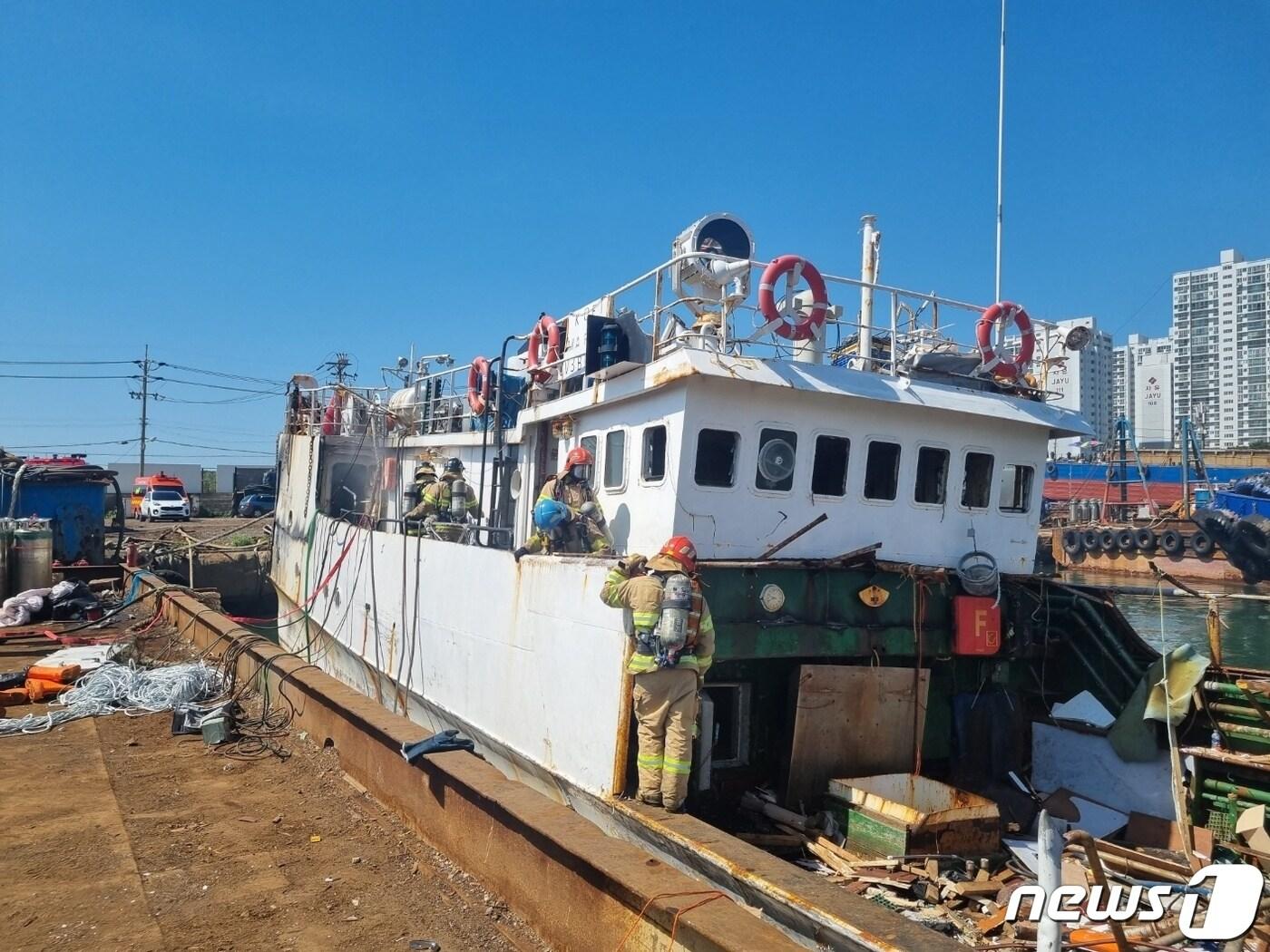 본문 이미지 - 12일 오전 9시57분쯤 부산 사하구 다대동의 한 조선소에서 해체 작업 중이던 폐선박에서 불이나 출동한 소방관들이 진화에 나서고 있다.(부산소방재난본부 제공)