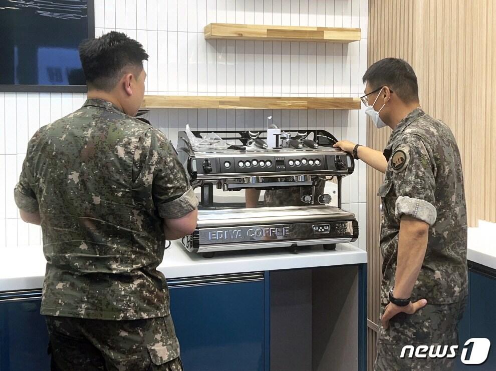 본문 이미지 - 이디야커피, 군에 커피머신 기부.(이디야커피 제공)