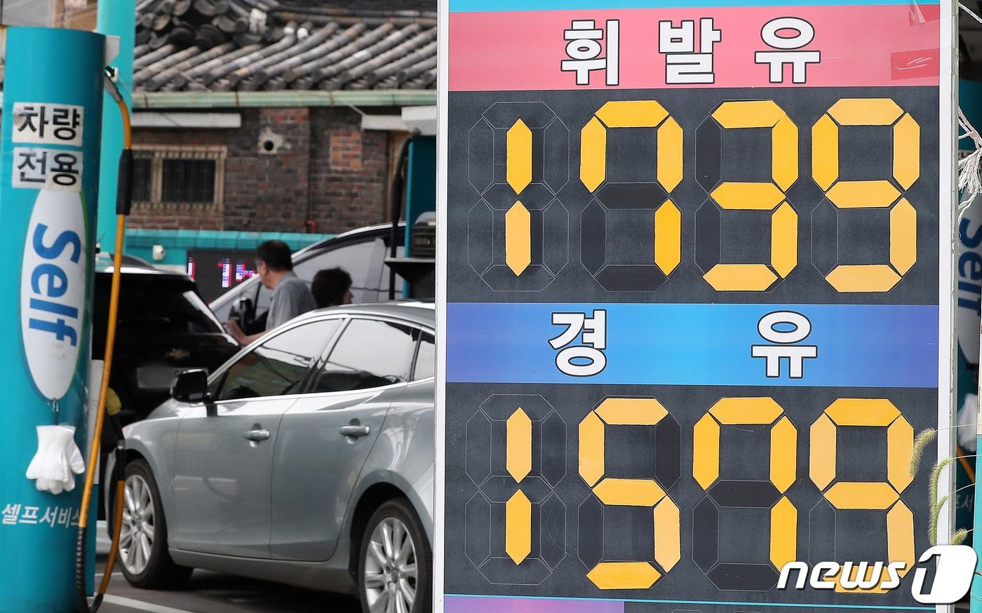 본문 이미지 - 13일 서울 시내 한 주유소에서 운전자들이 주유를 하고 있다. 한국석유공사 유가정보서비스 오피넷에 따르면 8월 둘째 주 주유소 휘발유 판매가격은 전주 대비 56.2원 오른 리터(ℓ)당 1695.0원을 기록했다. 경유 판매가격은 같은 기간 74.6원 오른 리터당 1526.0원으로 집계됐다. 휘발유·경유 가격은 7월 둘째 주 상승 전환된 후 매주 오르고 있다. 2023.8.13/뉴스1 ⓒ News1 김진환 기자