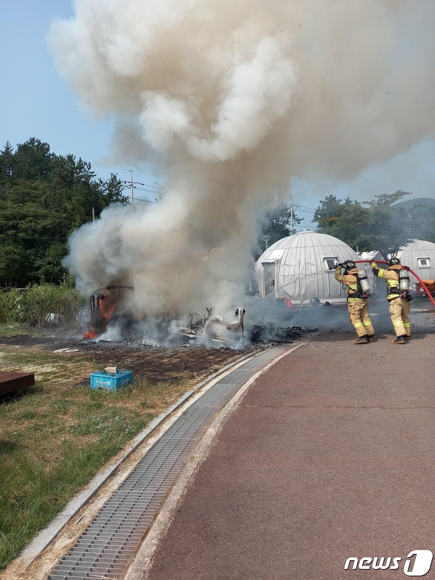본문 이미지 - 13일 오전 10시11분쯤 전남 완도군 신지면에 위치한 명사십리해수욕장 인근 캠핑장 카파반에서 화재가 발생, 소방당국이 진화작업을 벌이고 있다.(완도소방서 제공) 2023.8.13/뉴스1 