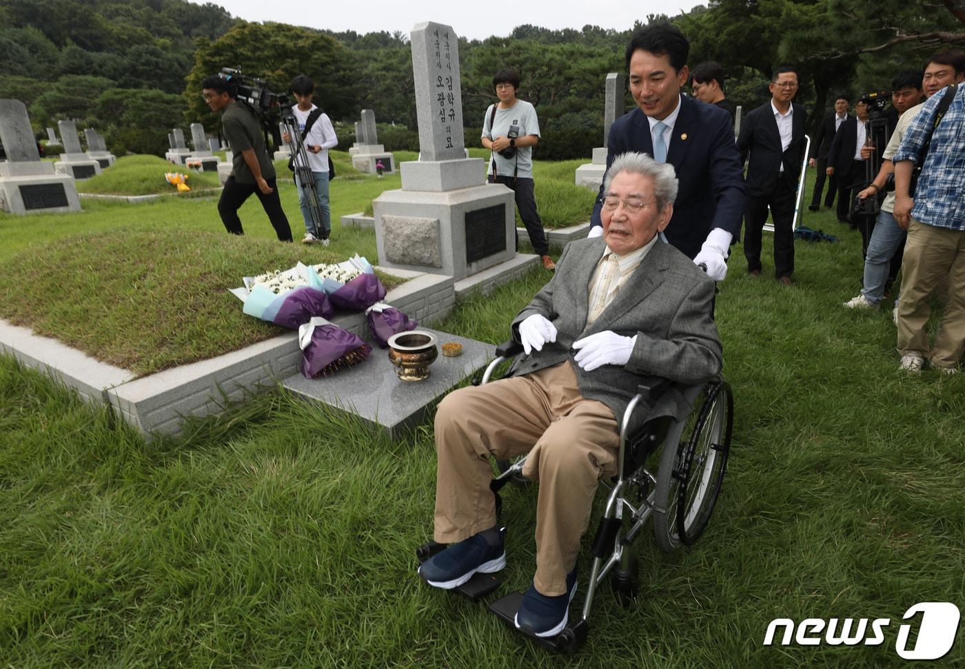 본문 이미지 - 오성규 애국지사(휠체어)와 박민식 국가보훈부 장관. 2023.8.13/뉴스1 ⓒ News1 김민지 기자