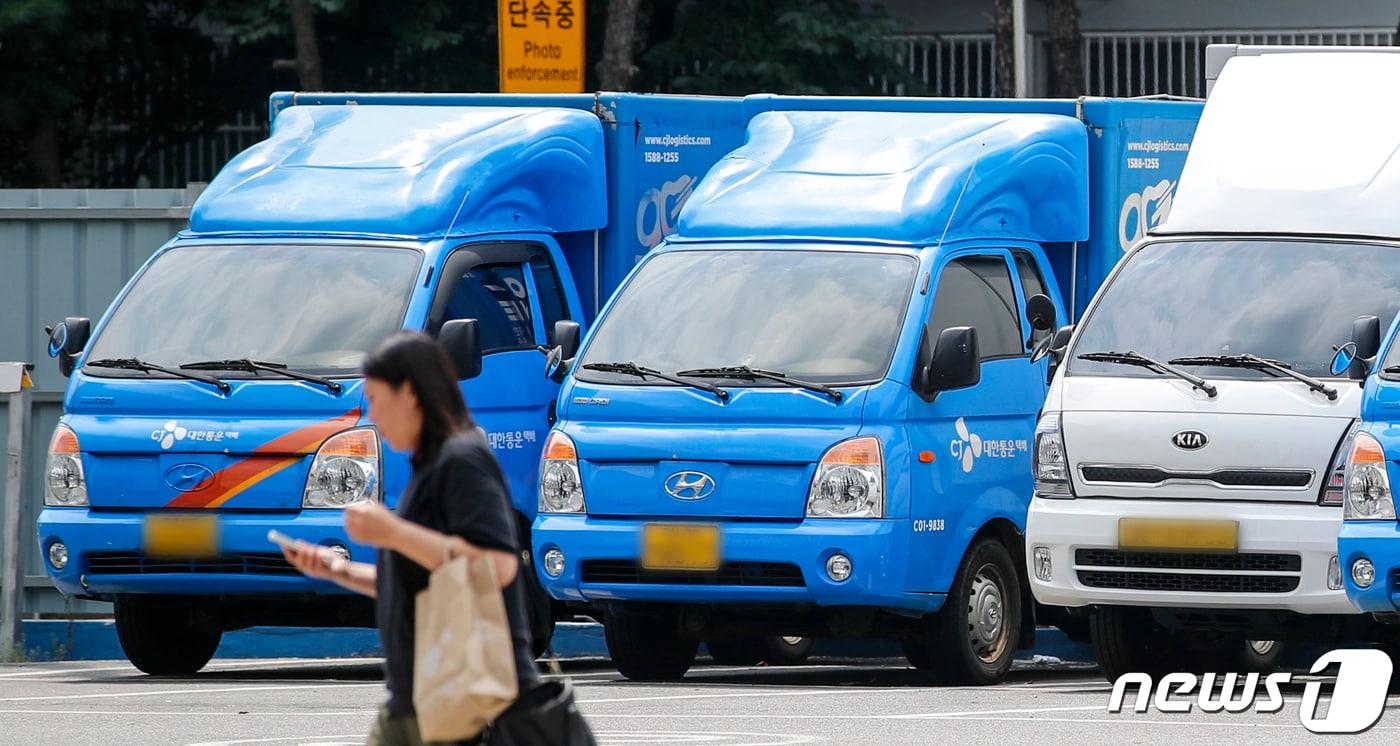 서울 시내 한 택배물류센터에 배송차량들이 주차돼 있다. /뉴스1 ⓒ News1 김도우 기자