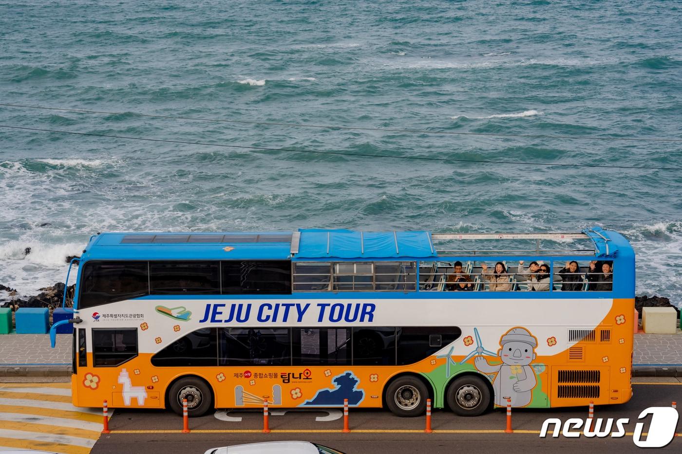 본문 이미지 - 제주시티투어버스.(제주특별자치도관광협회 제공)