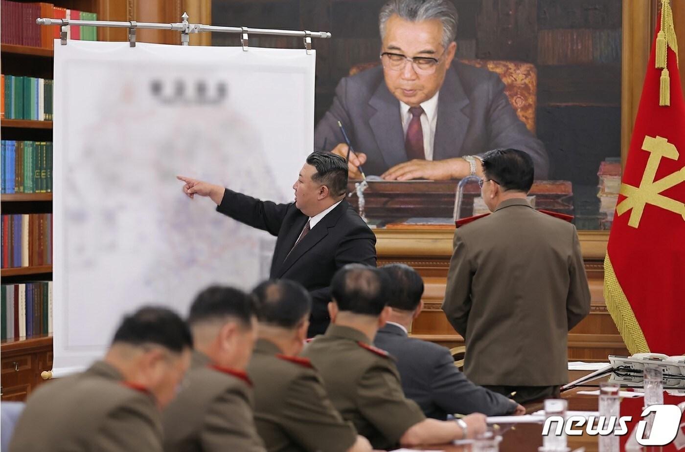 본문 이미지 - (평양 노동신문=뉴스1) = 북한 노동당 중앙군사위원회 제8기 제7차 확대회의. [국내에서만 사용가능. 재배포 금지. DB 금지. For Use Only in the Republic of Korea. Redistribution Prohibited] rodongphoto@news1.kr