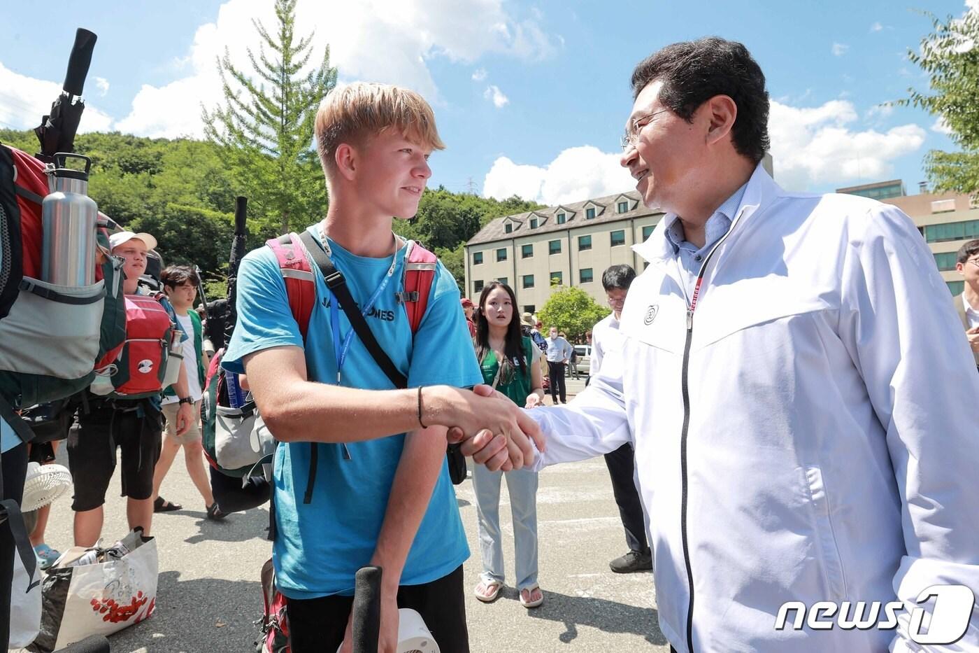 본문 이미지 - 이상일 용인시장이 지난 8일 잼버리 대원의 임시숙소인 명지대를 찾아 대원들과 인사를 나누고 있는 모습.(용인시 제공)