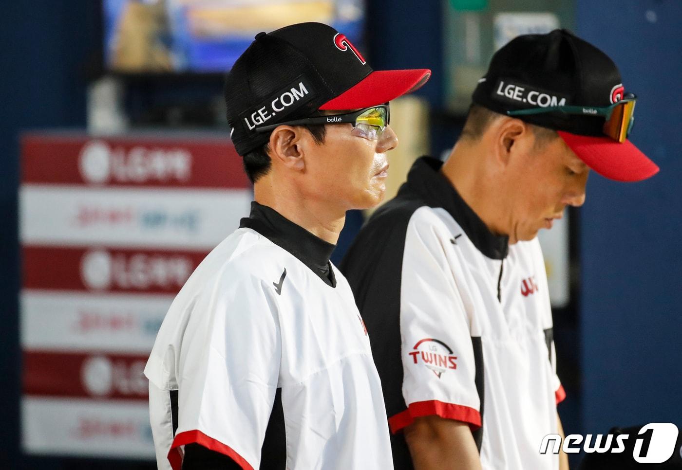 13일 오후 서울 송파구 잠실야구장에서 열린 프로야구 '2023 신한은행 SOL KBO 리그' LG 트윈스와 키움 히어로즈의 경기, LG 염경엽 감독이 경기를 지켜보고 있다. 2023.8.13/뉴스1 ⓒ News1 김도우 기자