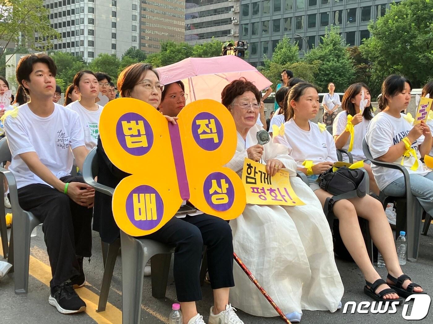 본문 이미지 - 13일 서울 중구 예금보험공사 앞에서 열린 제11차 세계 일본군 '위안부' 기림일 맞이 '나비문화제'에 참석한 이용수 할머니(오른쪽)와 이나영 정의기억연대 이사장. 2023.8.13. ⓒ News1 김기성 기자