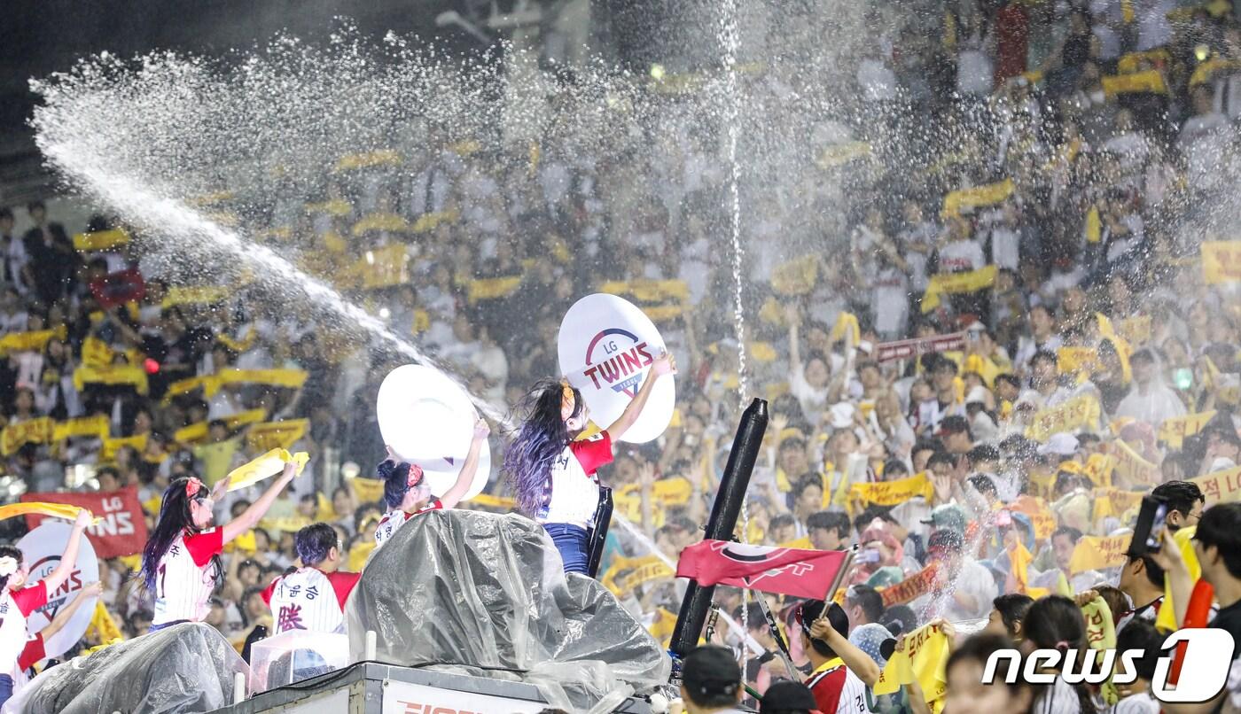 13일 오후 서울 송파구 잠실야구장에서 열린 프로야구 '2023 신한은행 SOL KBO 리그' LG 트윈스와 키움 히어로즈의 경기, 관중들이 물대포 이벤트를 즐기고 있다. 2023.8.13/뉴스1 ⓒ News1 김도우 기자