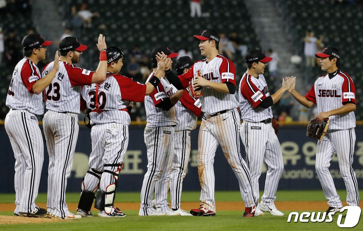 본문 이미지 - 13일 오후 서울 송파구 잠실야구장에서 열린 프로야구 '2023 신한은행 SOL KBO 리그' LG 트윈스와 키움 히어로즈의 경기, 키움을 상대로 17대8 승리를 거둔 LG 선수들이 기쁨을 나누고 있다. 2023.8.13/뉴스1 ⓒ News1 김도우 기자