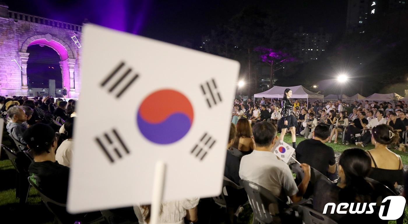 본문 이미지 - '2023 서대문 독립축제'에서 모델들이 독립문 런웨이를 펼치고 있다. . 2023.8.13 ⓒ 뉴스1 