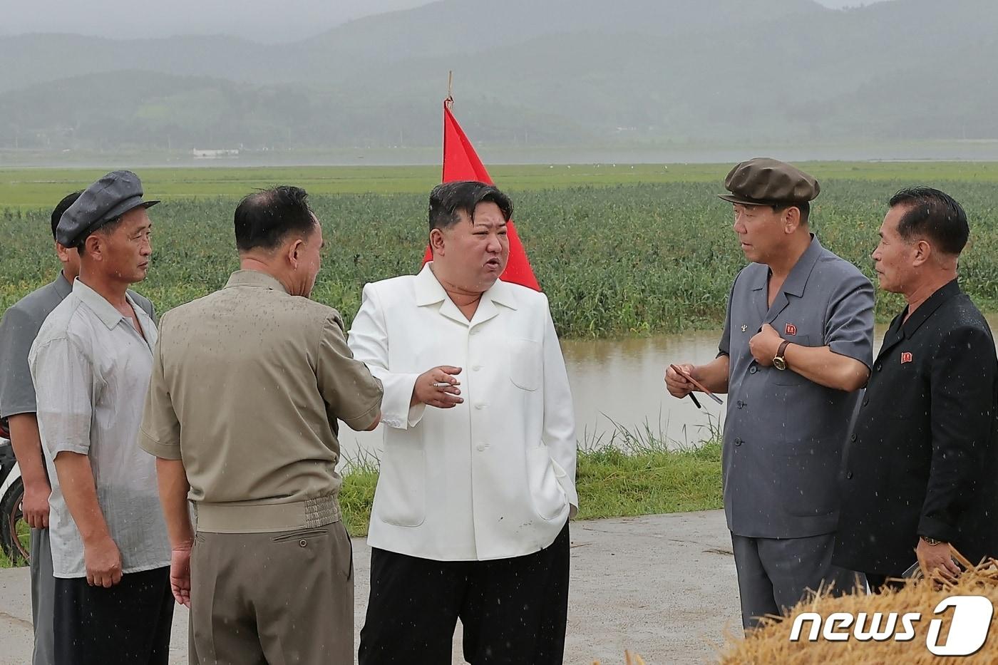 본문 이미지 - (평양 노동신문=뉴스1) = 북한 노동당 기관지 노동신문은 14일 김정은 총비서가 태풍 피해를 입은 강원도 안변군 오계리 일대를 돌아보시며 피해복구사업을 지도했다고 보도했다. [국내에서만 사용가능. 재배포 금지. DB 금지. For Use Only in the Republic of Korea. Redistribution Prohibited] rodongphoto@news1.kr