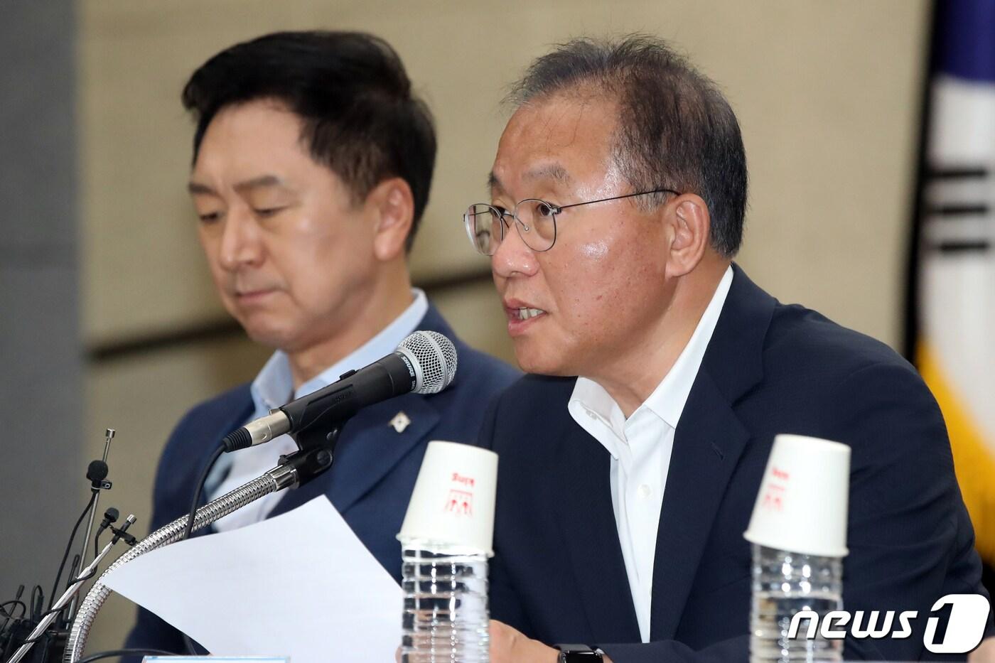 본문 이미지 - 윤재옥 국민의힘 원내대표가 14일 오전 강원 원주시 국민건강보험공단에서 열린 강원 현장최고위원회의에서 모두발언을 하고 있다. 2023.8.14/뉴스1 ⓒ News1 황기선 기자