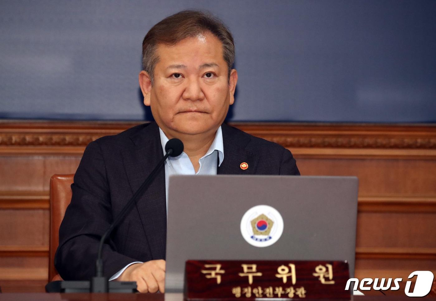 본문 이미지 - 이상민 행정안전부 장관이 지난 14일 오전 서울 종로구 세종대로 정부서울청사에서 열린 국무회의에서 한덕수 국무총리의 발언을 듣고 있다. /뉴스1 ⓒ News1 김명섭 기자