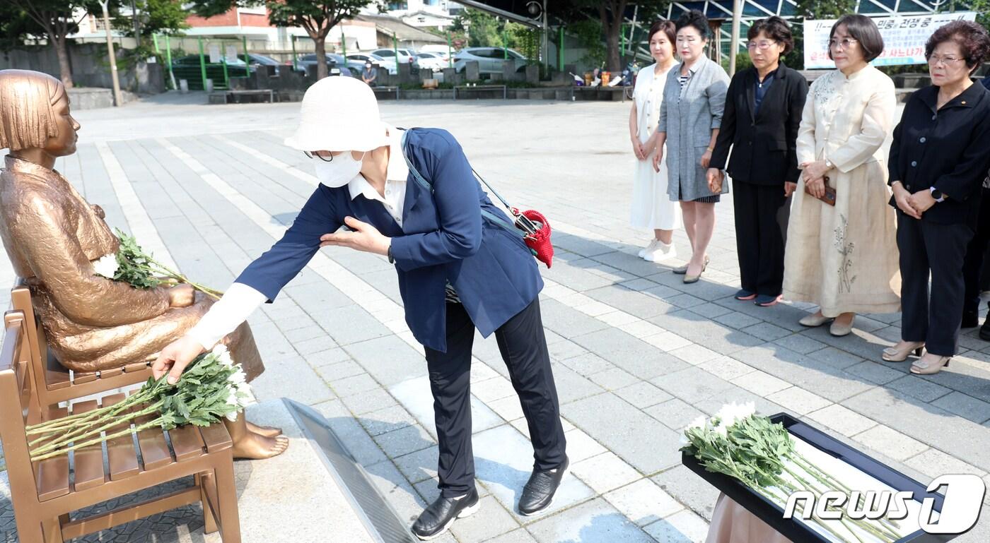 본문 이미지 - 일본군 위안부 피해자 기림의 날인 14일 전북 전주시 풍남문 광장 평화의 소녀상 앞에서 전북겨레하나 관계자들과 여성단체 회원들이 헌화를 하고 있다. 2023.8.14/뉴스1 ⓒ News1 유경석 기자