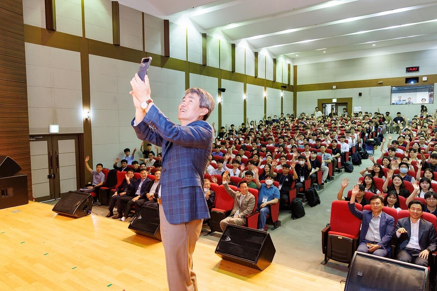 백호 서울교통공사 사장이 '2023년 서울교통공사 상반기 신규 양성 교육' 입교식에 참석해 신규 채용 예정자들과 단체 셀카 촬영을 하고 있다. (서울교통공사 제공)