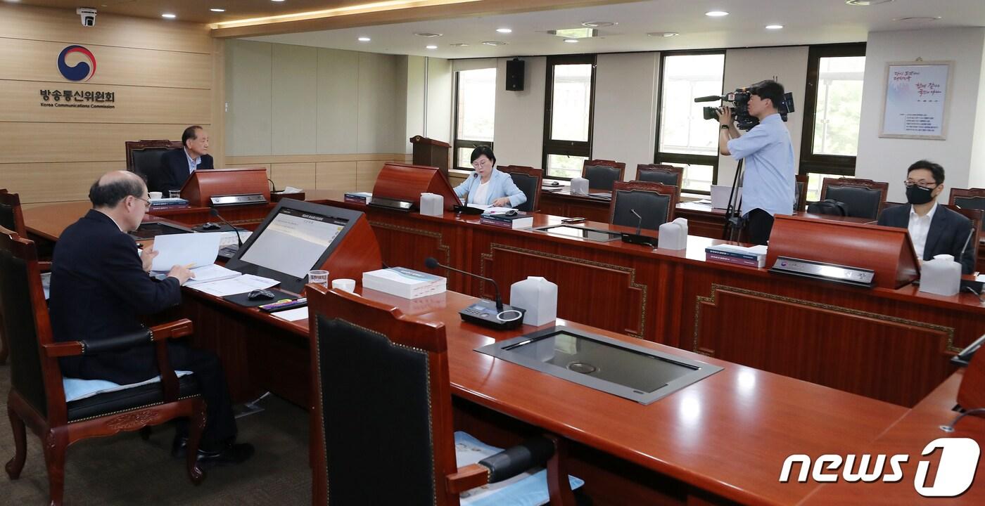 본문 이미지 - 김현 방송통신위원회 상임위원이 14일 오전 경기도 과천시 정부과천청사에서 방통위 전체회의에서 발언하고 있다. 이날 방송통신위원회는 남영진 KBS 이사장과 TV조선 재승인 심사 의혹과 관련해 기소된 정미정 EBS 이사에 대한 해임안을 의결했다.2023.8.14/뉴스1 ⓒ News1 김진환 기자