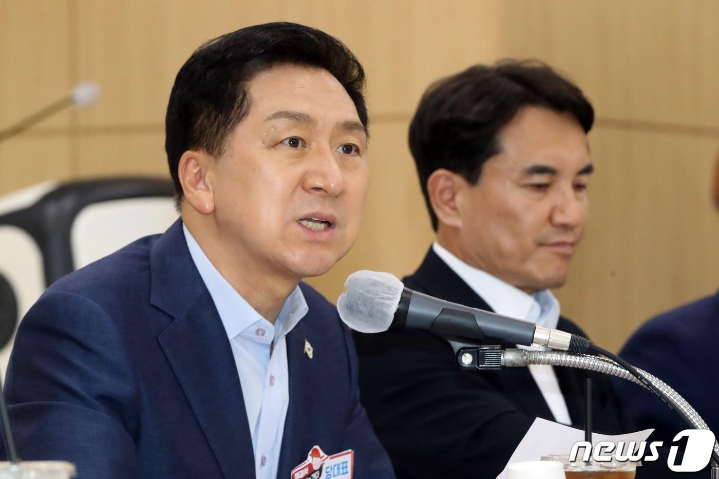 본문 이미지 - 김기현 국민의힘 대표가 14일 오전 강원 원주시 도로교통공단에서 열린 교통정책 개선을 위한 현장간담회에서 인사말을 하고 있다. 2023.8.14/뉴스1 ⓒ News1 황기선 기자