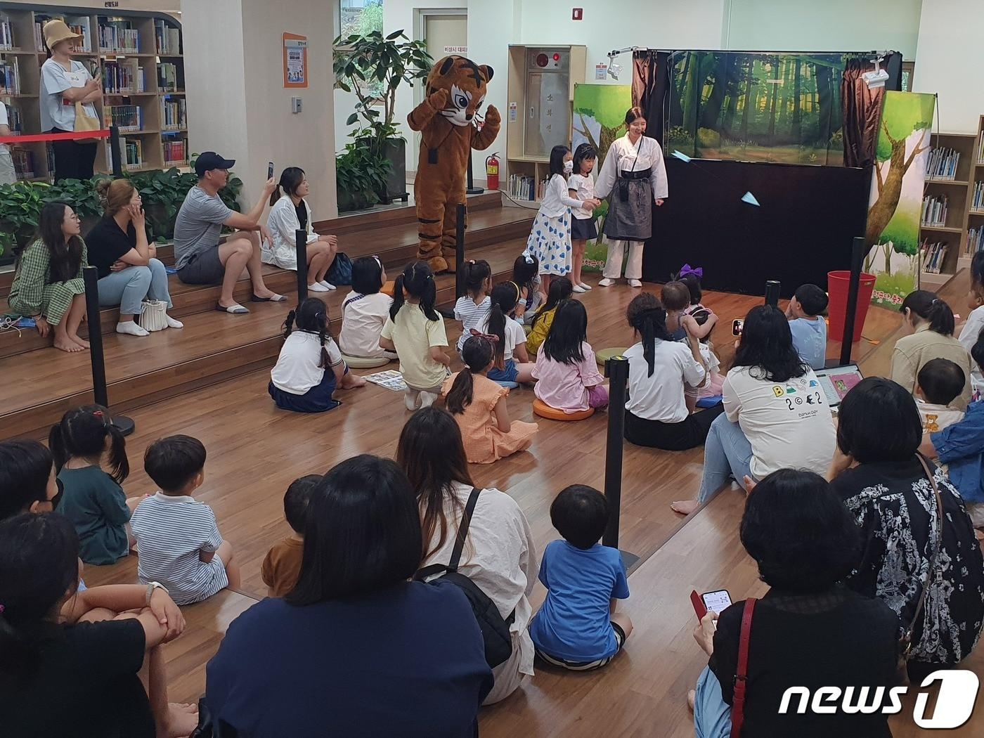 본문 이미지 - 경남도교육청이  진행한 김해 지혜의바다 도서관 특별 인형극 모습.(경남도교육청)