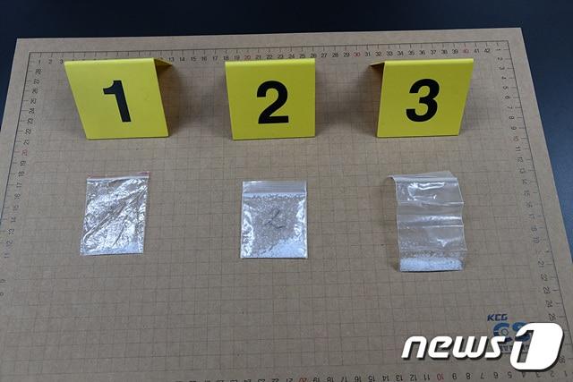본문 이미지 - 마약류 관리에 관한 법률 위반 혐의로 구속 송치된 70대 남성 A씨가 선원에게 제공한 마약.(제주지방해양경찰청 제공)