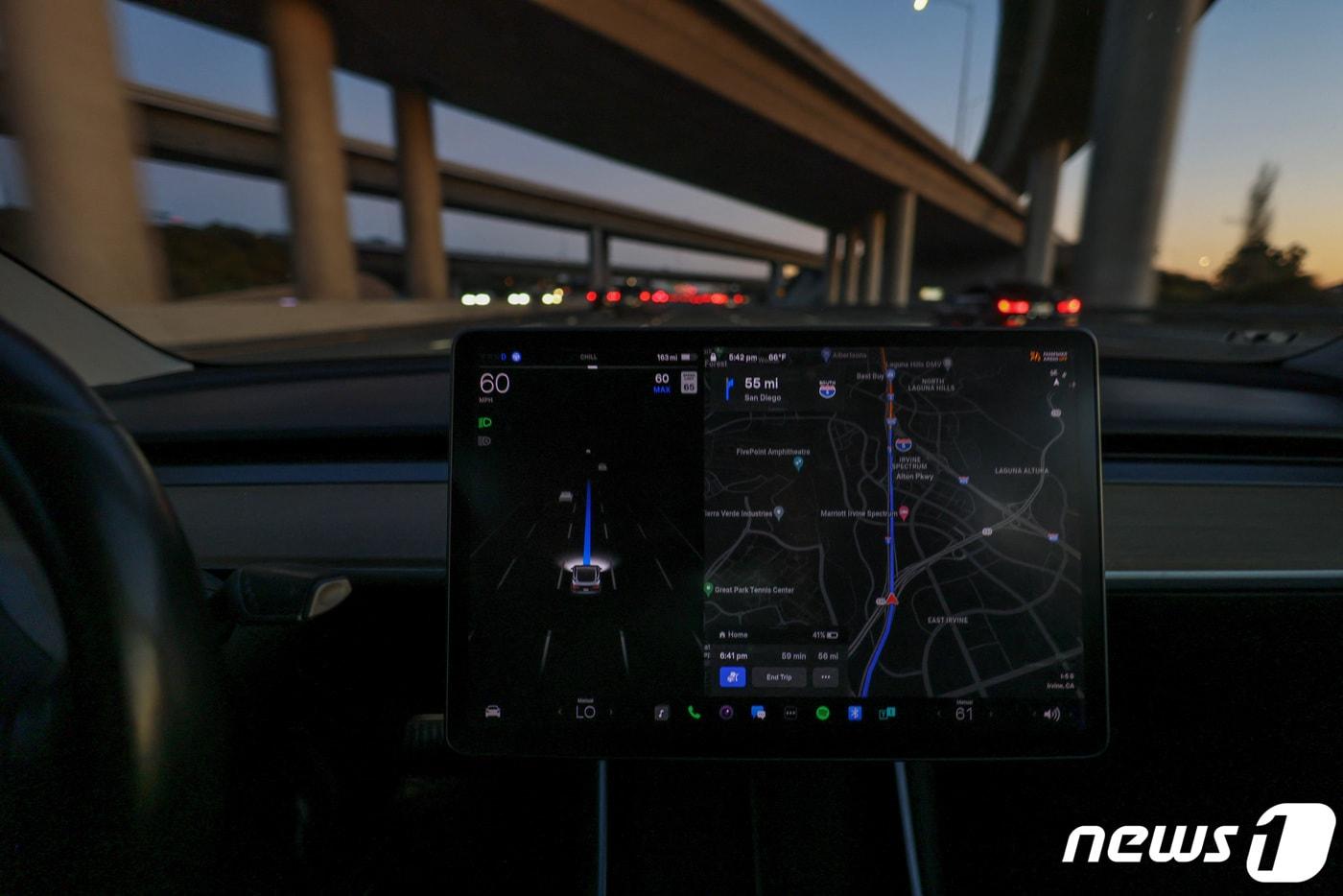 테슬라의 운전자 주행 보조 기능인 FSD 기능을 사용하는 모습. ⓒ 로이터=뉴스1 ⓒ News1 이형진 기자