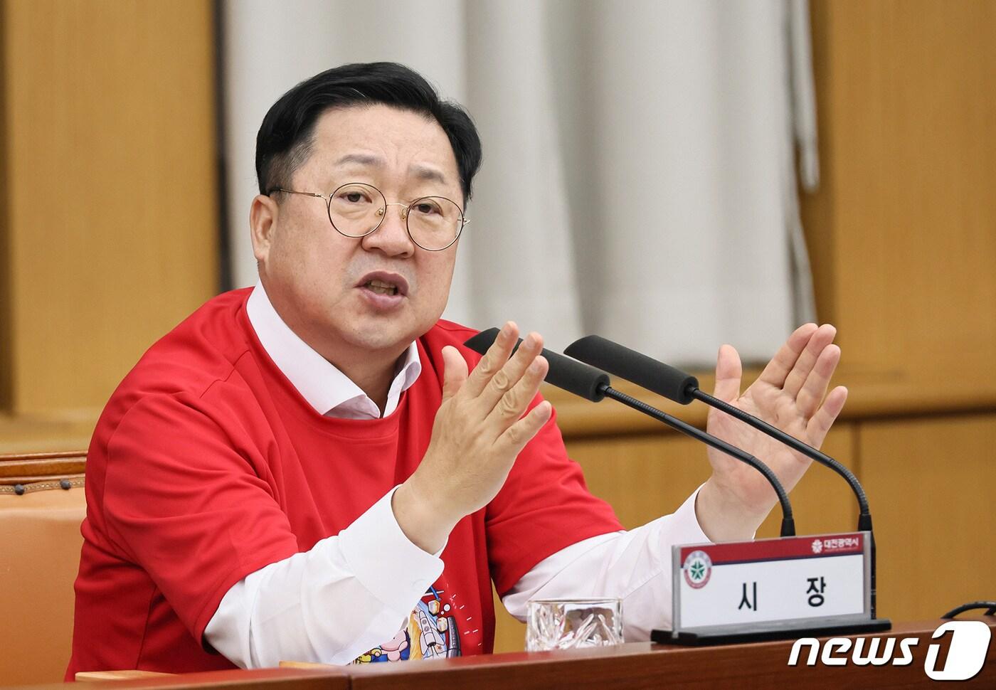 본문 이미지 - 이장우 대전시장인 14일 ‘대전 0시 축제’ 홍보 티셔츠 차림으로 시청 대회의실에서 주간업무회의를 주재하고 있다. (대전시 제공) /뉴스1