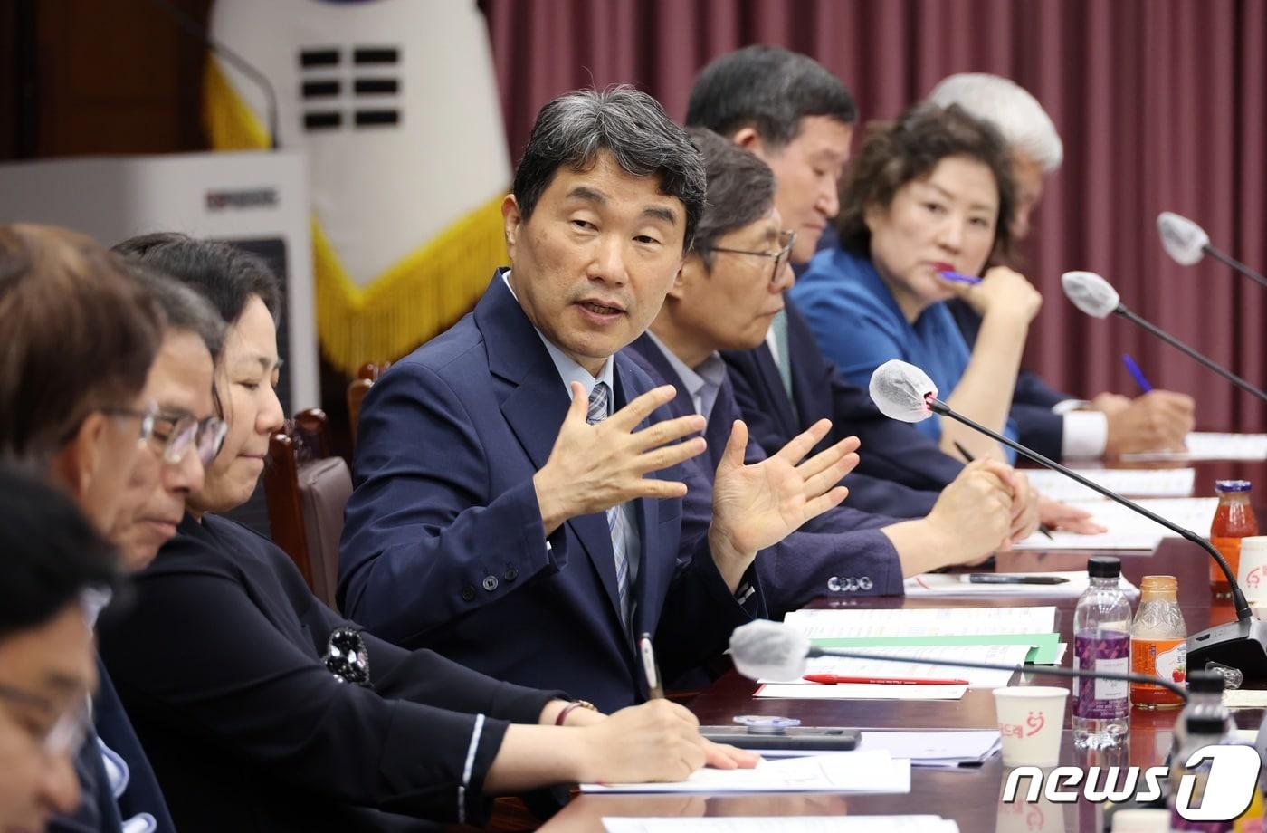 이주호 사회부총리 겸 교육부 장관이 14일 오후 강원도청에서 열린 지역혁신중심 대학지원체계(RISE·라이즈) 간담회에서 인사말을 하고 있다. (교육부 제공)  