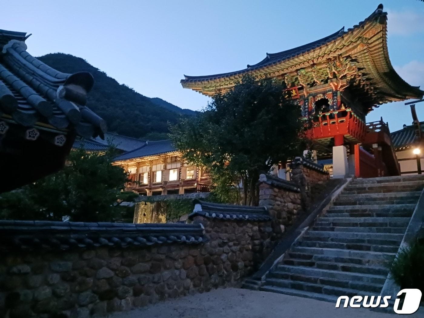 본문 이미지 - 화엄사가 저녁 문을 활짝 열었다. 동업중생(同業衆生) 정신을 바탕으로 주민과 함께하는 절이 되고자 한다. 밤12시까지 일반인에게 개방하고 야간 조명도 설치해 조용히 걷기에도 좋다. ⓒ 뉴스1