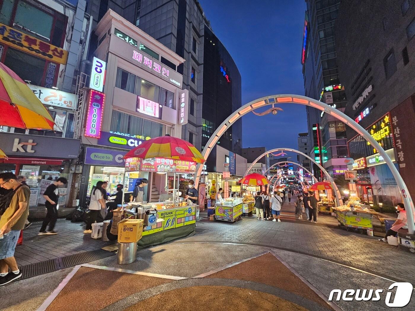 본문 이미지 - 지난 8일 야간 개장한 부산 BIFF광장의 모습./2023.8.8 뉴스1 ⓒ News1 박상아 기자