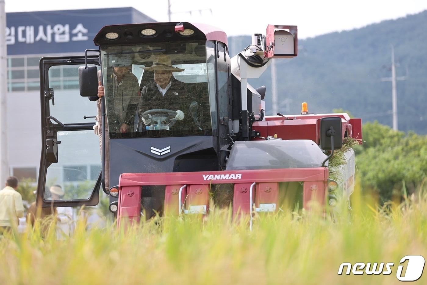 본문 이미지 - 14일 경남 고성군 고성읍 우산리 김형성 농가에서 벼 수확을 하고 있다.(고성군 제공)