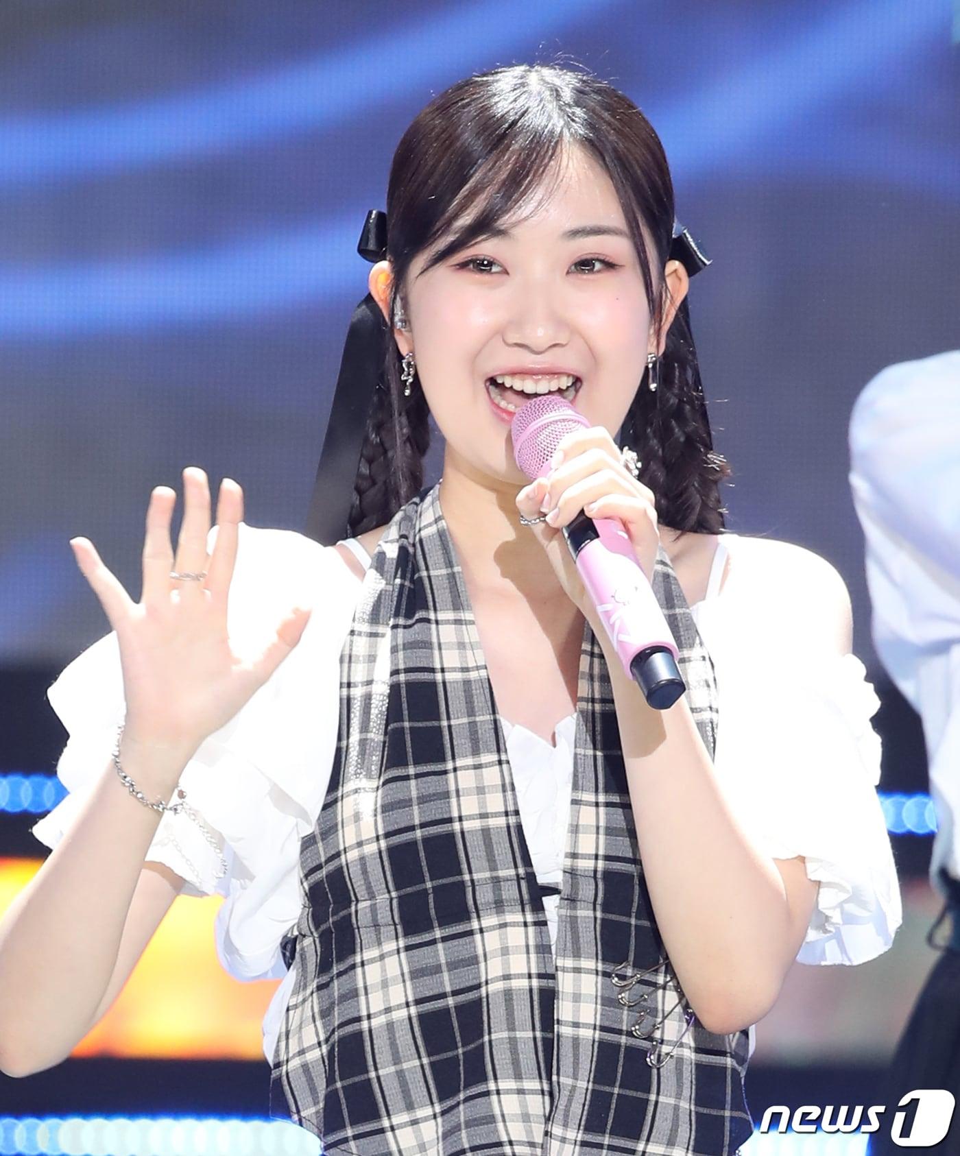 본문 이미지 - 트로트 가수 전유진이 14일 오후 서울 마포구 상암동 SBS 프리즘 타워에서 열린 SBS FiL, SBS M ‘더 트롯쇼’에서 화려한 무대를 선보이고 있다. 2023.8.14/뉴스1 ⓒ News1 권현진 기자