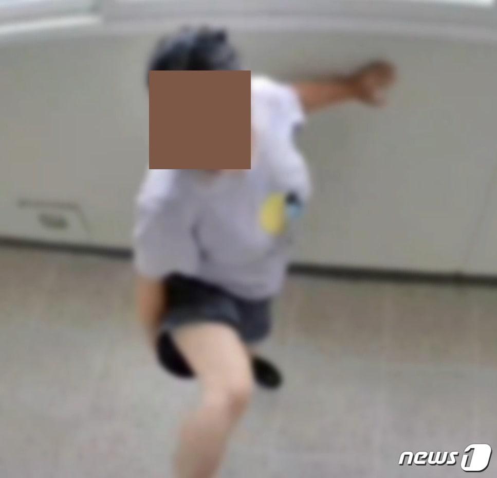 본문 이미지 - 이천시내 아파트단지 윗집 현관문을 발로 차는 40대 여성. (사진=온라인 커뮤니티 보배드림 캡쳐)
