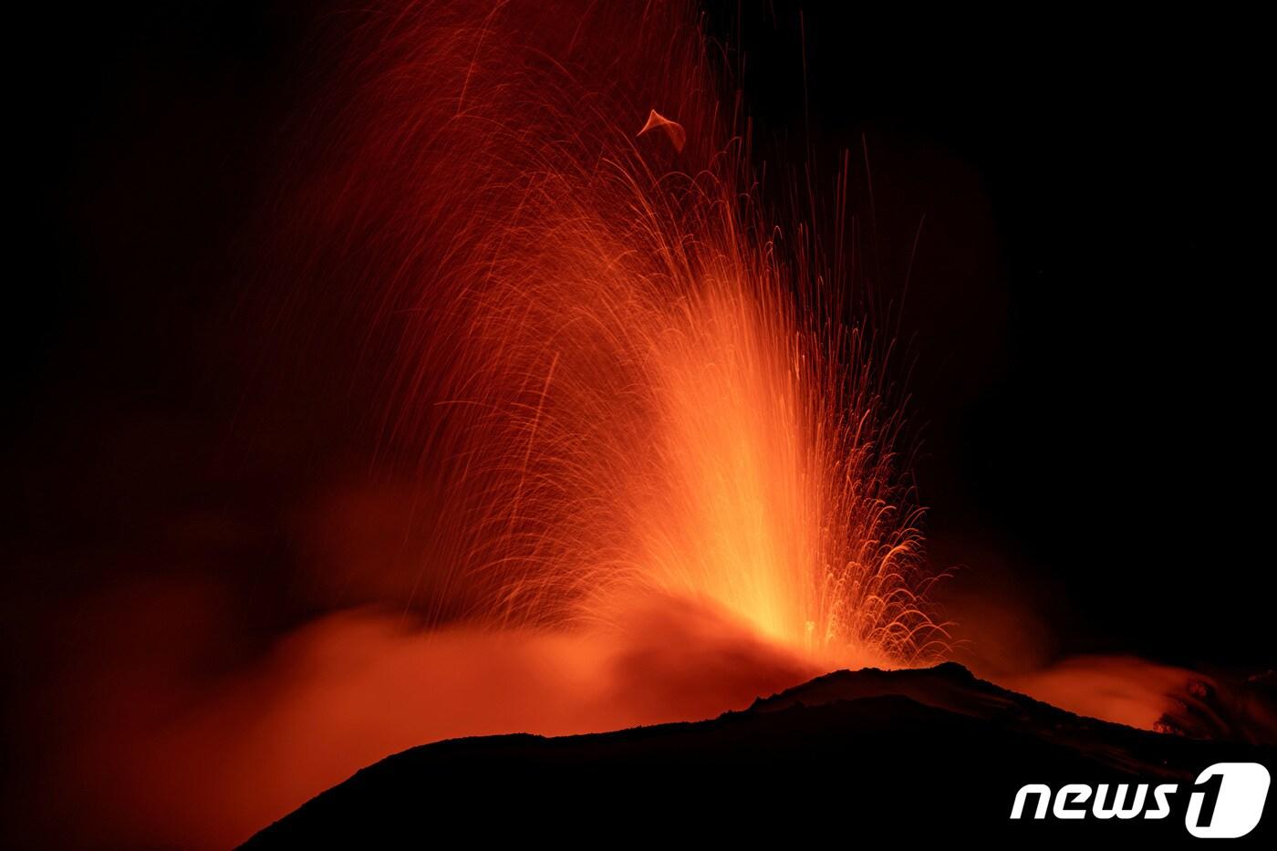 13일(현지시간) 이탈리아 시칠리아섬 동부에 위치한 유럽 최대 활화산인 에트나 화산이 용암을 분출하며 분화 활동을 재개했다. 2023.8.13. ⓒ 로이터=뉴스1 ⓒ News1 김성식 기자