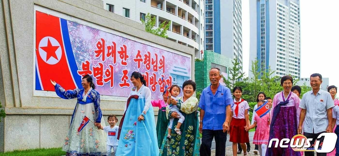 본문 이미지 - (평양 노동신문=뉴스1) = 북한 노동당 기관지 노동신문은 광복절 78주년인 15일 '내 조국 찾아주신 어버이수령님(김일성)에 대한 한없는 경모의 정 넘치는 수도의 거리'라는 제목 아래 김일성 주석의 '항일투쟁'을 찬양하는 선전물들이 걸린 평양 거리 사진들을 전했다. [국내에서만 사용가능. 재배포 금지. DB 금지. For Use Only in the Republic of Korea. Redistribution Prohibited] rodongphoto@news1.kr