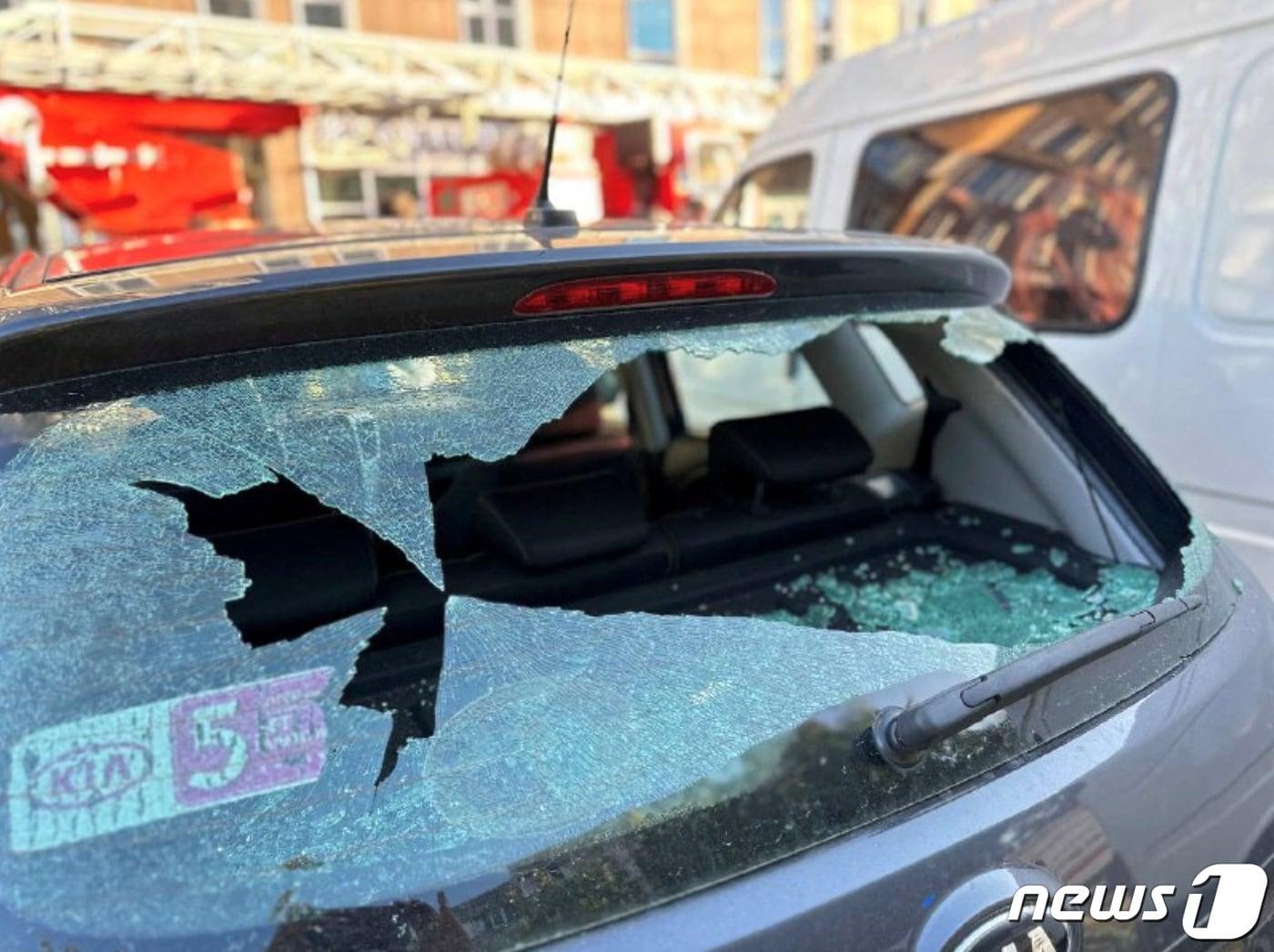 본문 이미지 - 13일 (현지시간) 러시아 벨고로드 아파트 앞에서 우크라이나 군의 드론 공격을 받아 파손된 차량이 보인다. 2023.8.15 ⓒ 로이터=뉴스1 ⓒ News1 우동명 기자