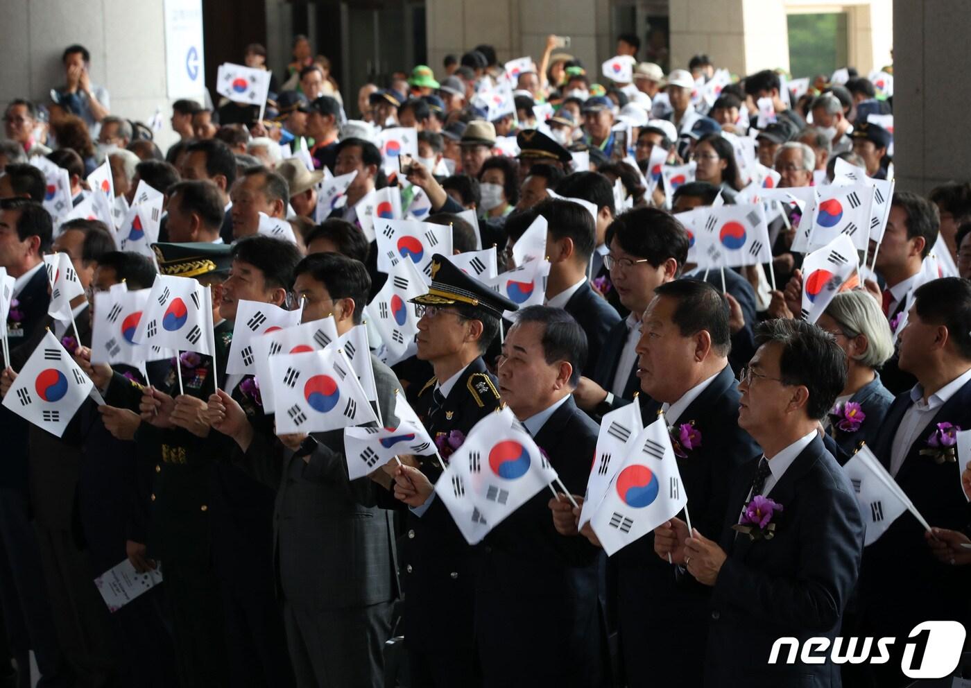 본문 이미지 - 15일 오전 충남 천안 독립기념관에서 열린 제78주년 광복절 경축 기념식에서 참석자들이 태극기를 흔들며 광복절노래를 부르고 있다. 2023.8.15/뉴스1 ⓒ News1 구윤성 기자