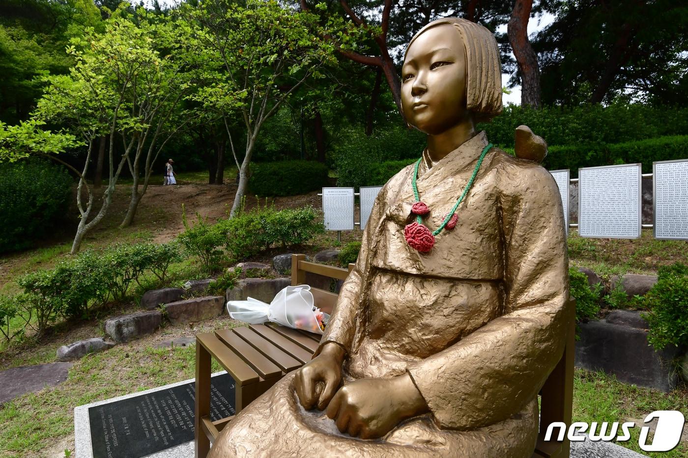 광복절인 지난 15일 오전 경북 포항시 북구 환호공원 소녀상에 시민이 걸어준 꽃목걸이가 걸려있다.2023.8.15/뉴스1 ⓒ News1 최창호 기자