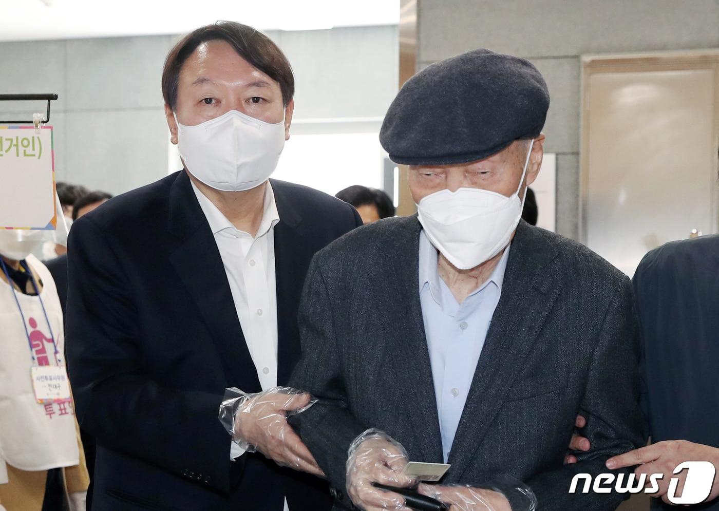 본문 이미지 - 윤석열 전 대통령(왼쪽)과 故(고) 윤기중 연세대 명예교수. (뉴스1 DB) 2023.8.15 ⓒ 뉴스1