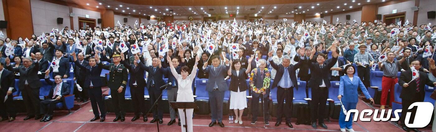 본문 이미지 - 15일 전북도청 공연장에서 개최된 '제 78주년 광복절 경축식' 모습. 김관영 전북지사 등 참석자 900여명이 만세삼창을 하고 있다.2023.8.15.(전북도 제공)/뉴스1 