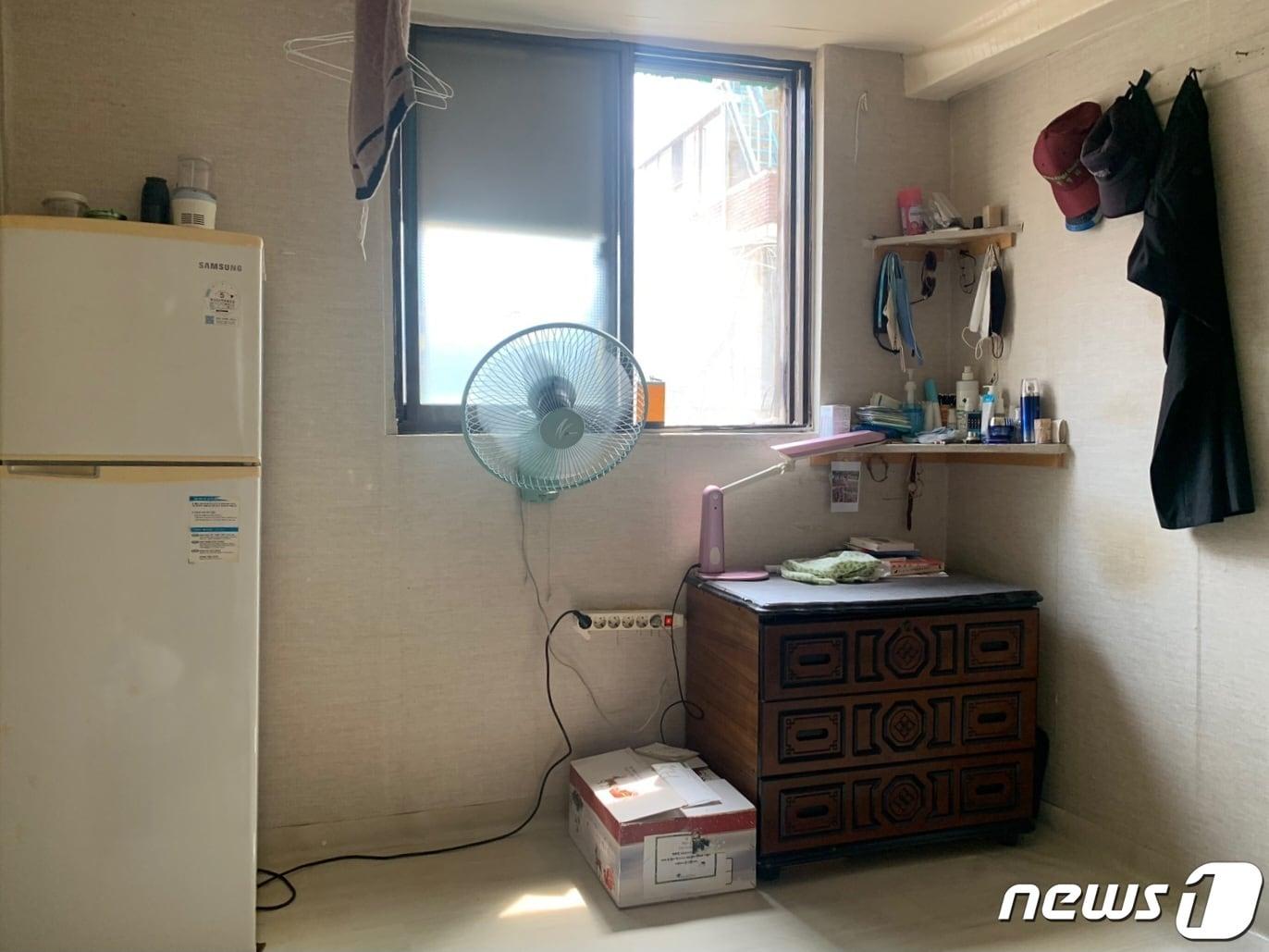 본문 이미지 - 3일 서울 용산구 동자동 쪽방촌에서 머무른 방. 햇살이 들어오면 방 안 전체가 빠르게 달궈진다. 2023.8.3/뉴스1 ⓒ News1 장성희 기자