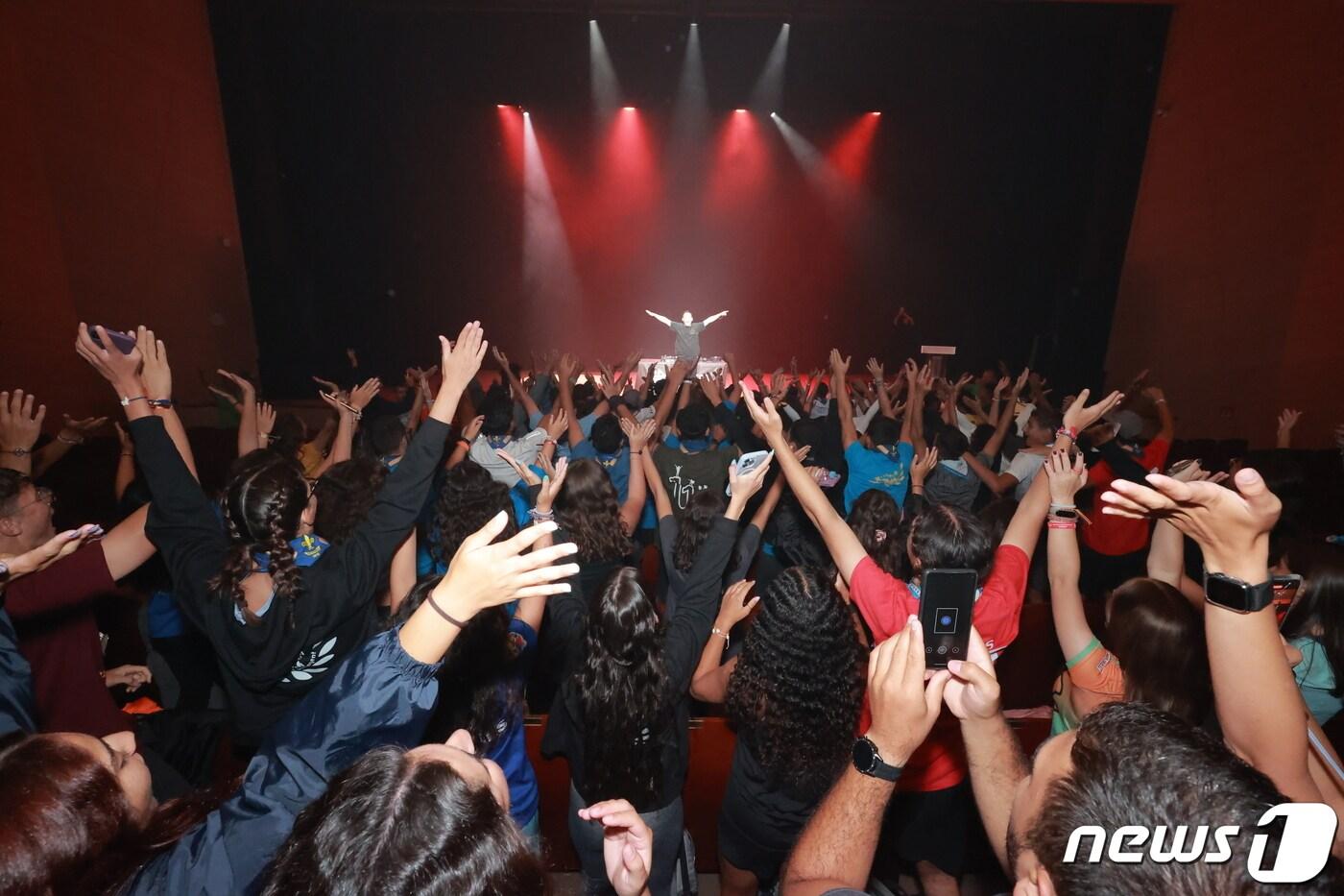 본문 이미지 - 용인문화재단이 지난 9일 마련한 K팝 공연에 열광하고 있는 잼버리 대원들 모습.(용인시 제공)
